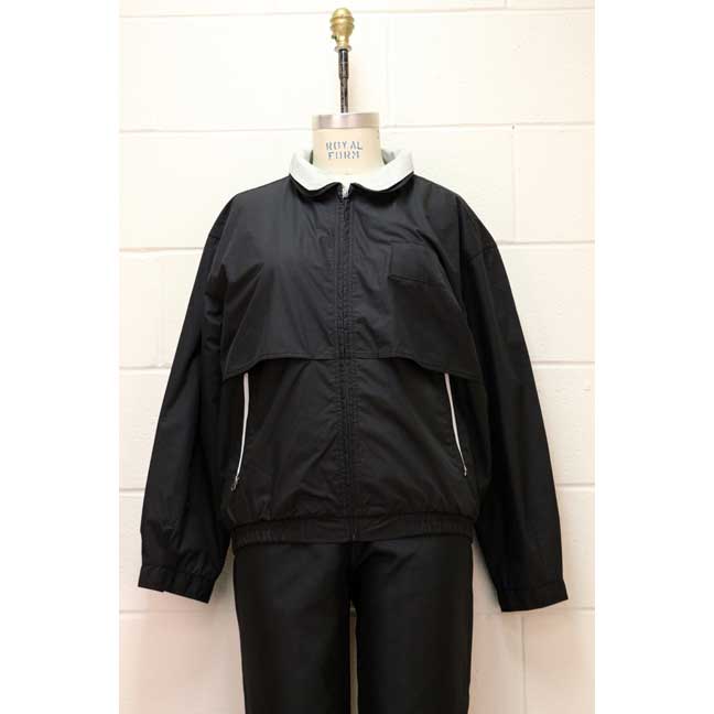Manteau de printemps noir avec collet gris